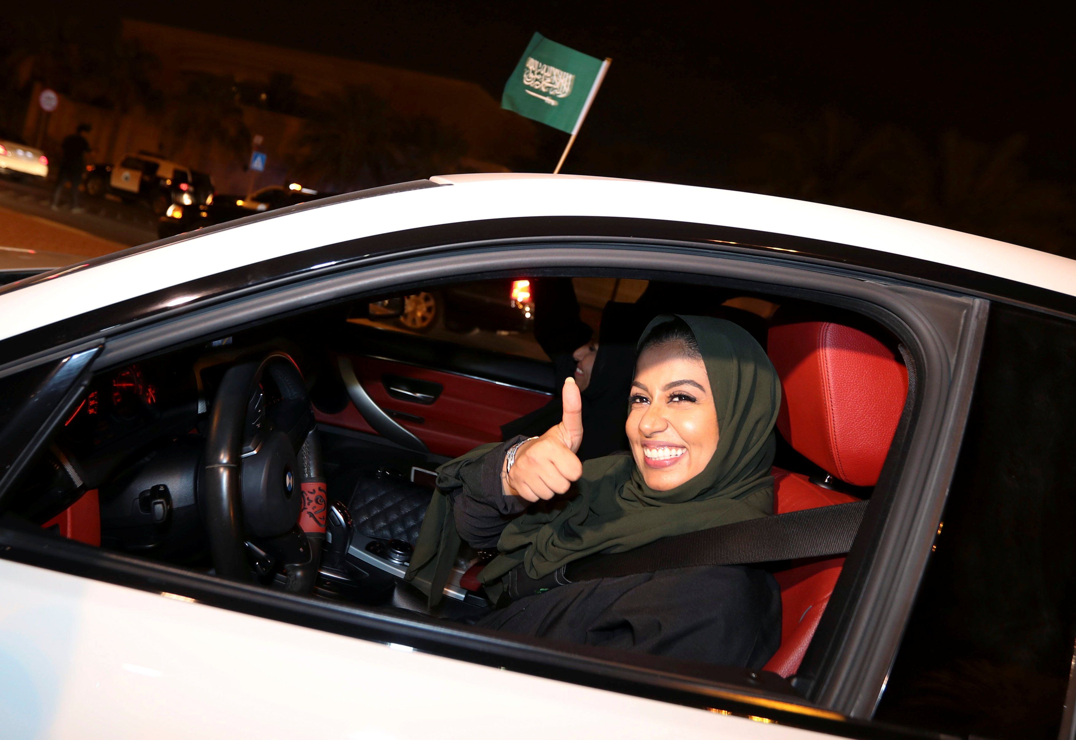 صور.. فرحة سيدات السعودية بعد السماح لهن بقيادة السيارات