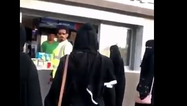 بتوجيه من نائب أمير مكة .. ساكب الشاي الساخن على عامل كورنيش جدة في قبضة الأمن