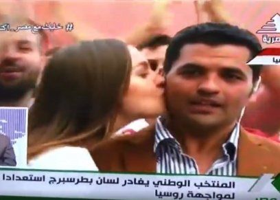 بالفيديو| للمرة الثالثة.. روسية تُقبل مراسل "أون سبورت" على الهواء