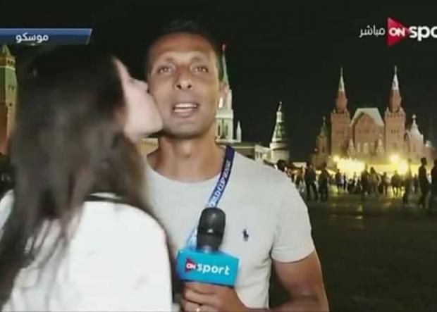 بالفيديو| للمرة الثالثة.. روسية تُقبل مراسل "أون سبورت" على الهواء