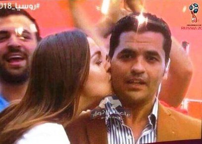 بالفيديو| للمرة الثالثة.. روسية تُقبل مراسل "أون سبورت" على الهواء