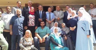 صور.. نقيب أطباء مصر يُكرم أبطال مستشفى الحسين الجامعى بالورود