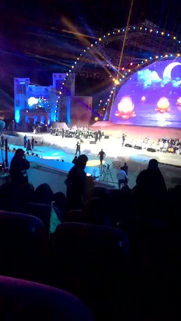 شاهد بالفيديو .. فتاة سعودية منقبة تقتحم خشبة مسرح الطائف لاحتضان الفنان ماجد المهندس