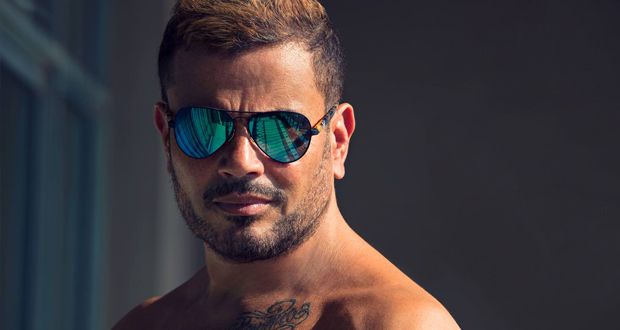 “صابغ شعره وقالع هدومه”.. عمرو دياب يتعرض لإنتقادات لاذعة – بالصورة