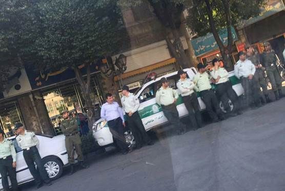 انهيار العملة يشل محافظات إيرانية وبازار طهران