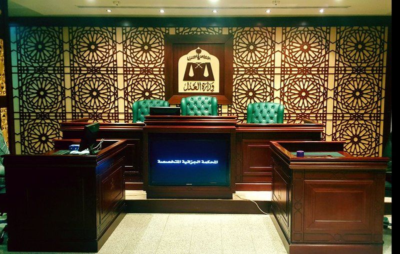 بدء محاكمة سعودي دخل للمحكمة الجزائية المتخصصة بنظارة مزودة بكاميرا