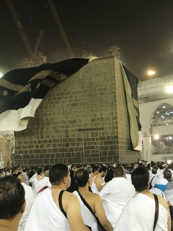 فيديو وصور.. ماذا فعلت الرياح الشديدة بكسوة الكعبة قبل استبدالها؟