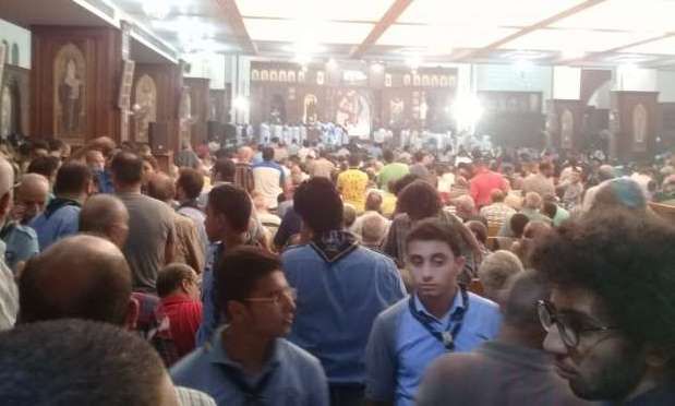 بالصور| "عذراء الزيتون" كاملة العدد.. و"الصليب" تأشيرة الدخول