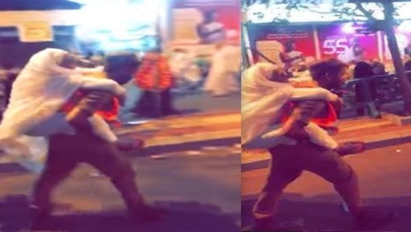 عاجل..اخبار السعودية اليوم | رجل أمن يحمل مُسنَّة لرمي الجمرات (فيديو)