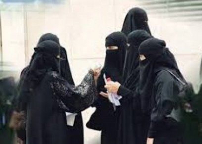 فيديو موظفة "منتقبة" تتعرى أمام الكاميرات يثير الجدل في السعودية