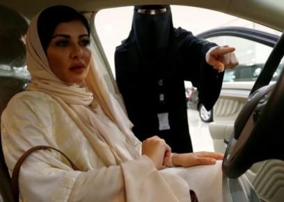 فيديو موظفة "منتقبة" تتعرى أمام الكاميرات يثير الجدل في السعودية