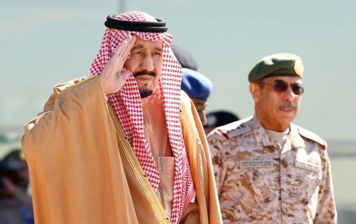 الملك سلمان يمارس هوايته المفضلة (صورة)