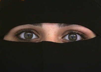 سيدة منتقبة تتعدى على عامل جنسيا داخل مغسلة ملابس