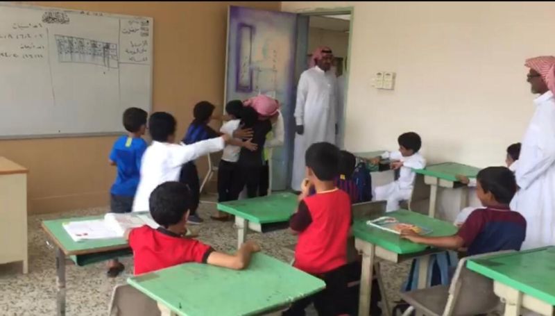معلم يفاجئ طلابه بزيارة بعد رحيله عن المدرسة.. شاهد ردة فعلهم!
