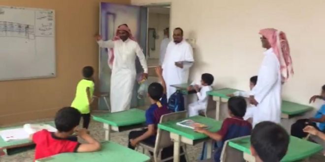 معلم يفاجئ طلابه بزيارة بعد رحيله عن المدرسة.. شاهد ردة فعلهم!