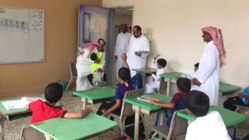 معلم يفاجئ طلابه بزيارة بعد رحيله عن المدرسة.. شاهد ردة فعلهم!