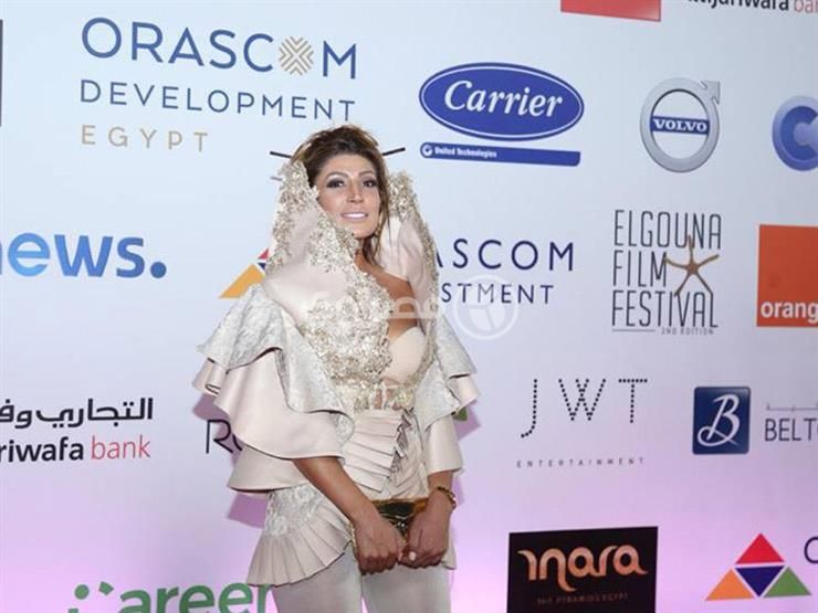 بالصور- من هي صاحبة أغرب إطلالة في مهرجان الجونة؟.. وخبير موضة يصفها