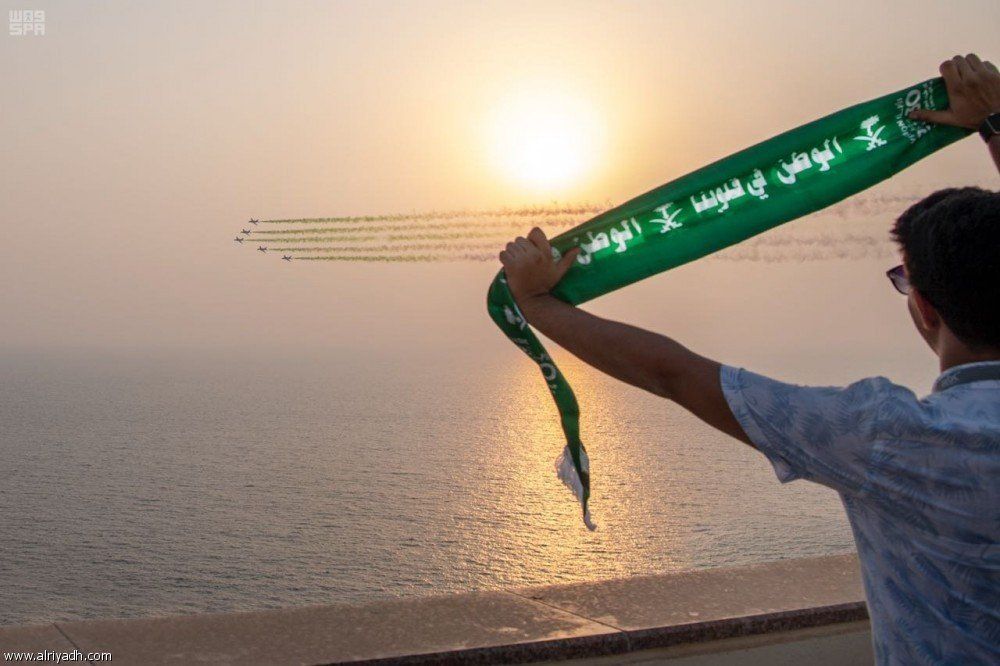 السعودية | القوات الجوية تنفذ عروضاً جوية في سماء جدة احتفالاً باليوم الوطني 88