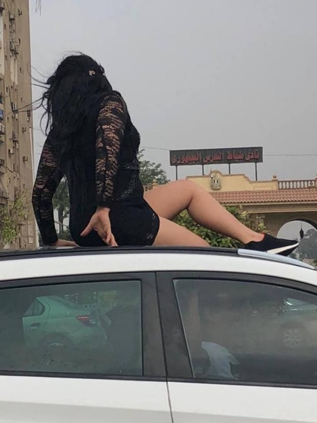 بالصور| فتاة تثير الجدل برقصة أعلى سيارة في صلاح سالم