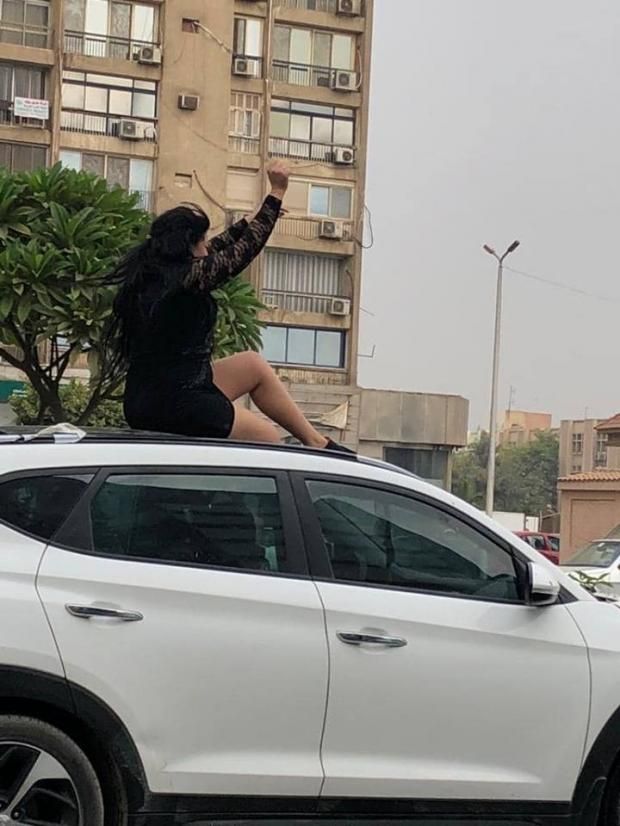بالصور| فتاة تثير الجدل برقصة أعلى سيارة في صلاح سالم