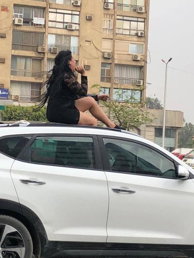 بالصور| فتاة تثير الجدل برقصة أعلى سيارة في صلاح سالم