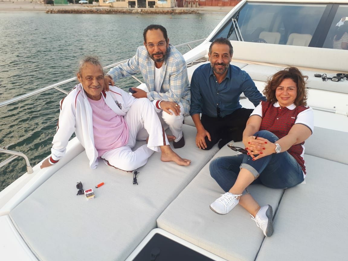 إلهام شاهين تؤازر فاروق الفيشاوى برحلة بحرية فى الإسكندرية