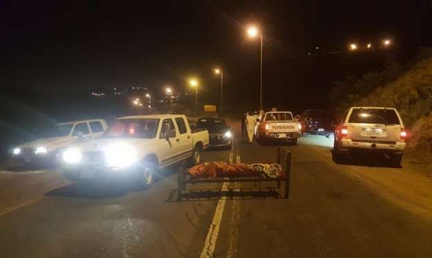 بالفيديو.. جثة مربوطة بسرير في منتصف طريق بضواحي أبها تثير ذعر الأهالي