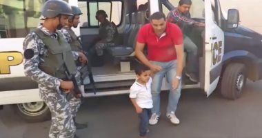 شاهد لحظة تحرير طفل مختطف بسوهاج وتسليمه لأسرته