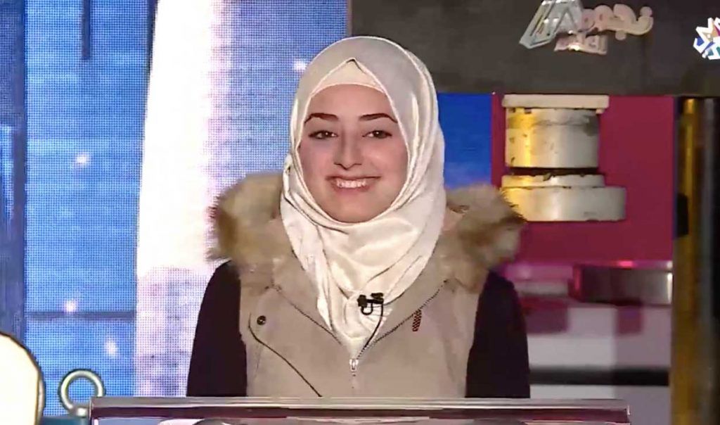 شاهد.. شابة سورية تتعرض للسخرية بعد تقديمها مشروعا لفرز النفايات في برنامج “نجوم العلوم”