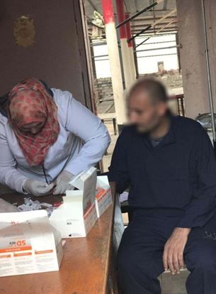 صور.. سحب عينات فيروس سي تصل السجون لبدء لعلاج النزلاء