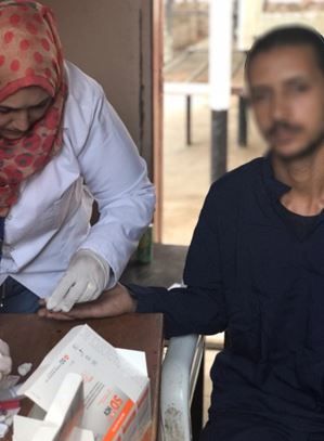 صور.. سحب عينات فيروس سي تصل السجون لبدء لعلاج النزلاء