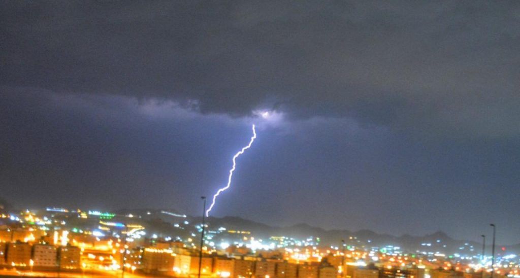 أمطار غزيرة على جدة والأجزاء المجاورة لها.. والدفاع المدني يحذر (صور)