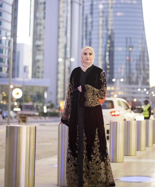 استلهمي إطلالاتك بالعبايات من الفاشينيستا المحجبات