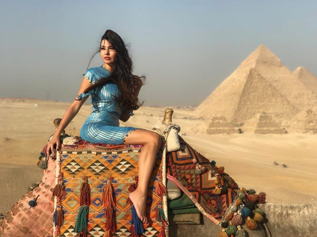 شاهد… لاميتا فرنجية بـ الجلباب والبرقع في مصر!