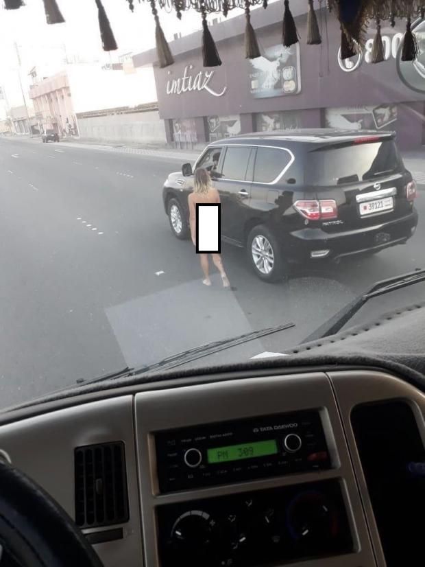بالصور| القصة الكاملة للقبض على سيدة بدون ملابس تتجول في شوارع البحرين