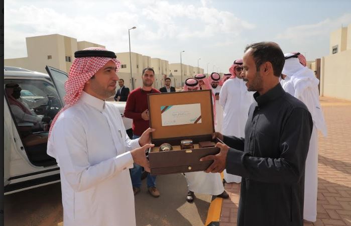 تسلموا منازلهم بالتزامن مع زيارة الملك.. أهالي إسكان عنيزة يروون تفاصيل اللحظات الخاصة