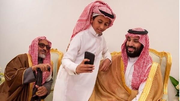 السعودية | الطفل الذي اتكأ على كتف ولي العهد السعودي وخطف الأضواء