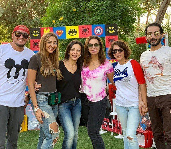 منى زكي تظهر للمرة الأولى مع ابنتها بعد أن أصبحت شابة فاتنة