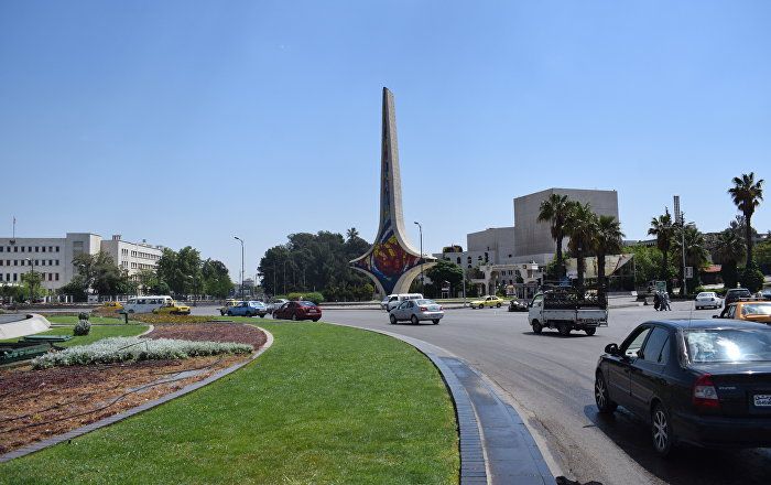 بالفيديو... شاب سوري يفاجئ زوجته ويهديها سيارة فاخرة وسط دمشق