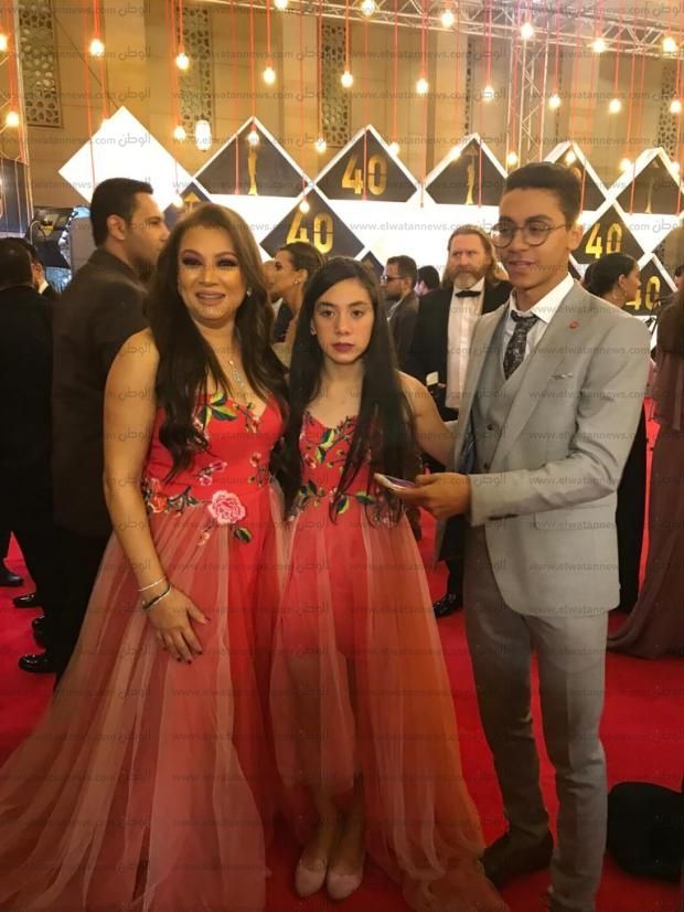 بالصور| انتصار وابنتها في مهرجان القاهرة السينمائي.. "فولة واتقسمت نصين"