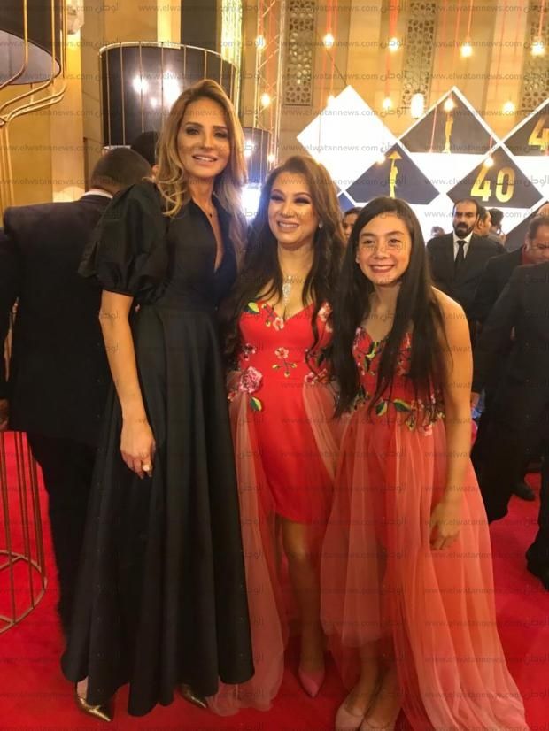 بالصور| انتصار وابنتها في مهرجان القاهرة السينمائي.. "فولة واتقسمت نصين"