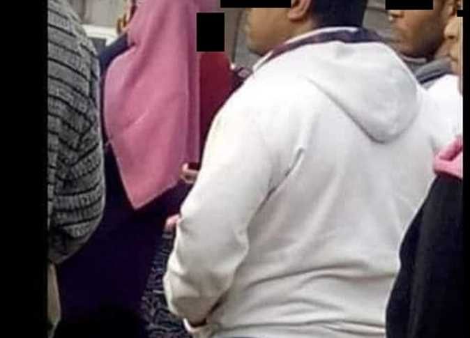 تداول فيديو لشاب يتحرش بطالبتين أمام جامعة المنصورة (شاهد)
