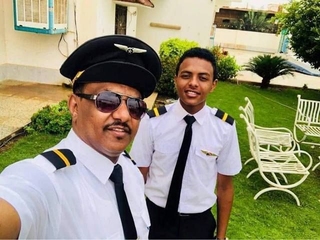 بالصور.. أسرة البنا تحتفل بتخريج كابتن جديد..الفنان عاصم البنا يلحق بابنه ويحصل على (رخصة) قيادة الطائرات