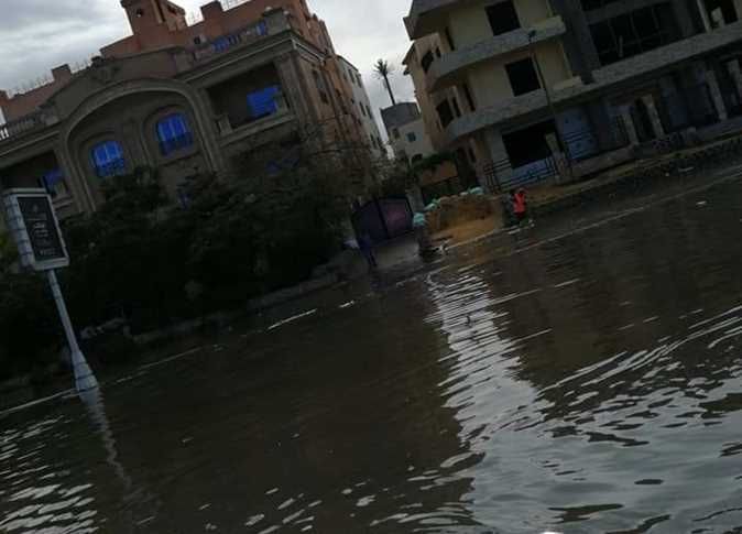 سكان القاهرة الجديدة: المدينة فشلت في أول اختبار.. والجهاز: التقييم بعد توقف الأمطار