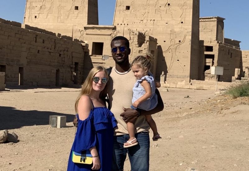 شاهد بالصور - علي غزال بصحبة ابنته وزوجته في أسوان