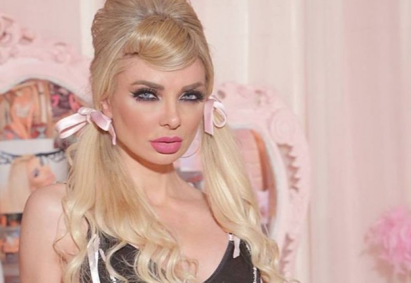 بمناسبة الكريسماس.. ميريام كلينك عارية علي السرير +18 .. صورة
