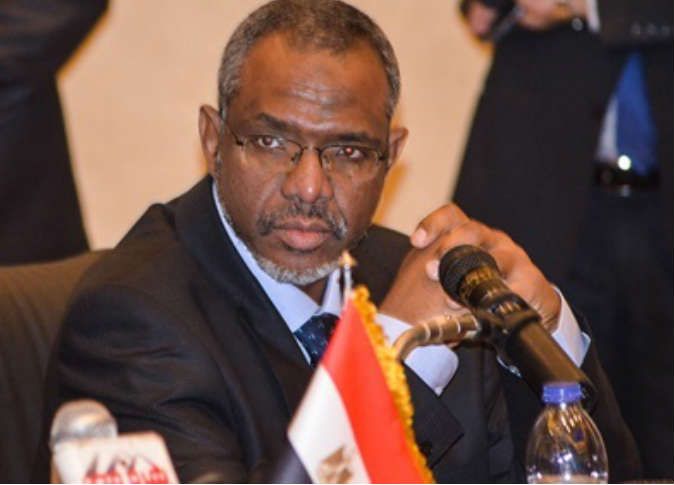 رئيس الوزراء السوداني يعترف لأول مرة بأن البنزين المنتج في مصفاة الخرطوم لا يكفي البلاد ويعلن وصول شحنات مستوردة
