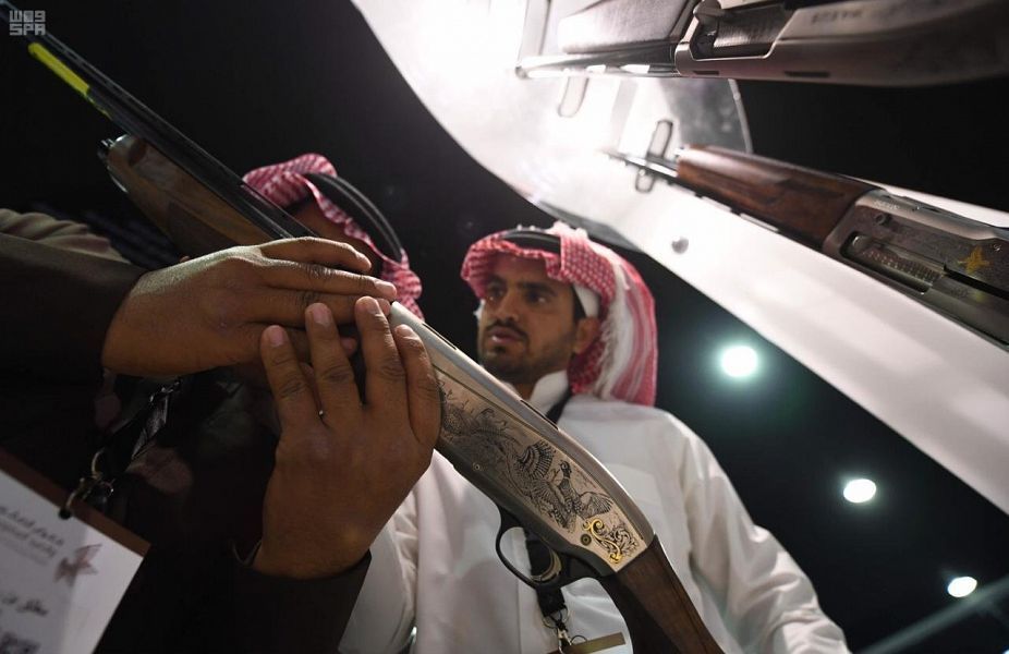 السعودية | البنادق وأسلحة الصيد تزين معرض الصقور بالرياض .. وإصدار التصاريح عبر بوابة “أبشر”