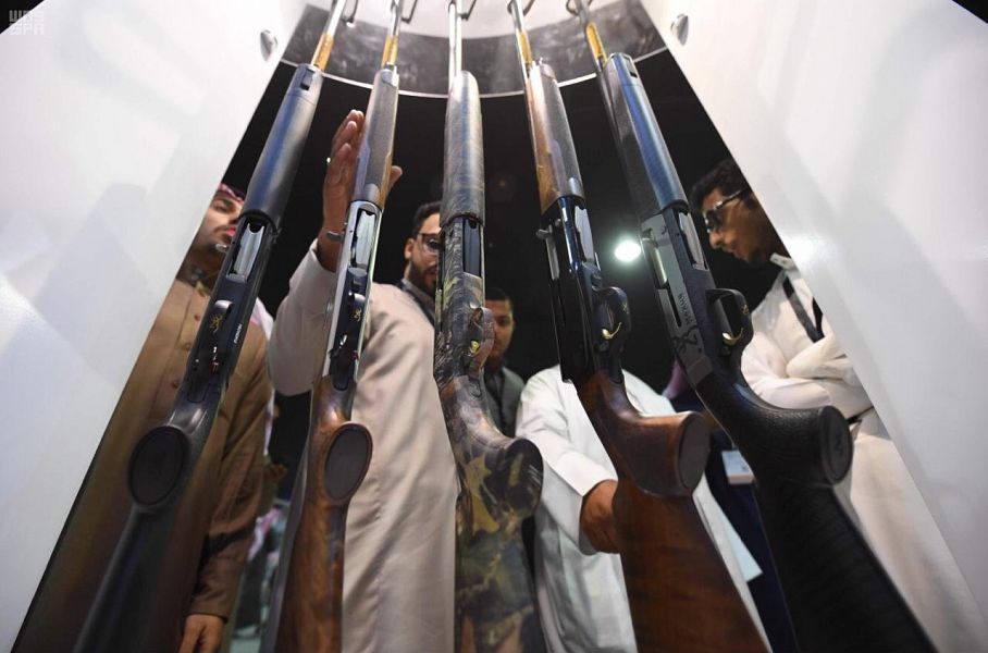 السعودية | البنادق وأسلحة الصيد تزين معرض الصقور بالرياض .. وإصدار التصاريح عبر بوابة “أبشر”