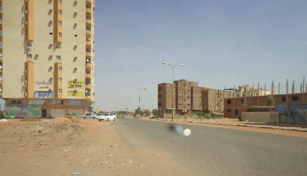 بالفيديو : جولة في الحي الخرافي بولاية الخرطوم والمواطن العادي لا يحلم باقتناء متر